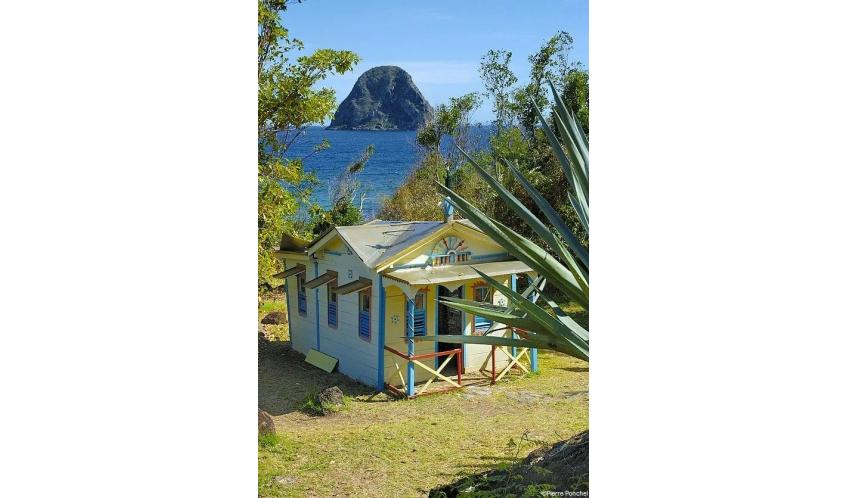 Cette adorable petite maison aux couleurs chatoyantes est nichée à l'Anse Cafard, avec vue sur le rocher du Diamant. Cette adorable petite maison aux couleurs chatoyantes est nichée à l'Anse Cafard, avec vue sur le rocher du Diamant.
