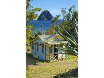 Cette adorable petite maison aux couleurs chatoyantes est nichée à l'Anse Cafard, avec vue sur le rocher du Diamant.