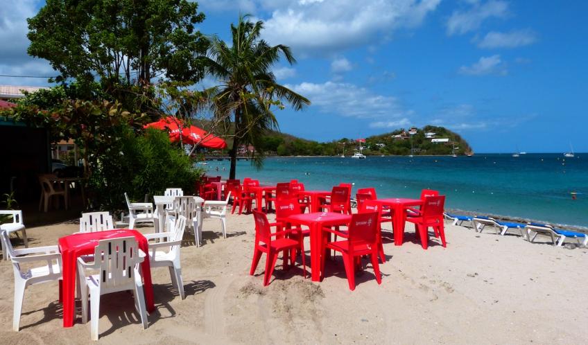 Des restaurants longent la plage de l'Anse Mitan.