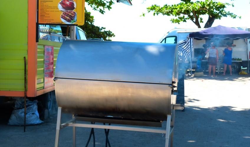Le célèbre barbecue Antillais. La cuisson peut être grillée ou boucanée (cuisson à l'étouffée sur de la canne à sucre).